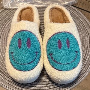 2/$15 Cozy Cream and Blue Smiley Face 🆕